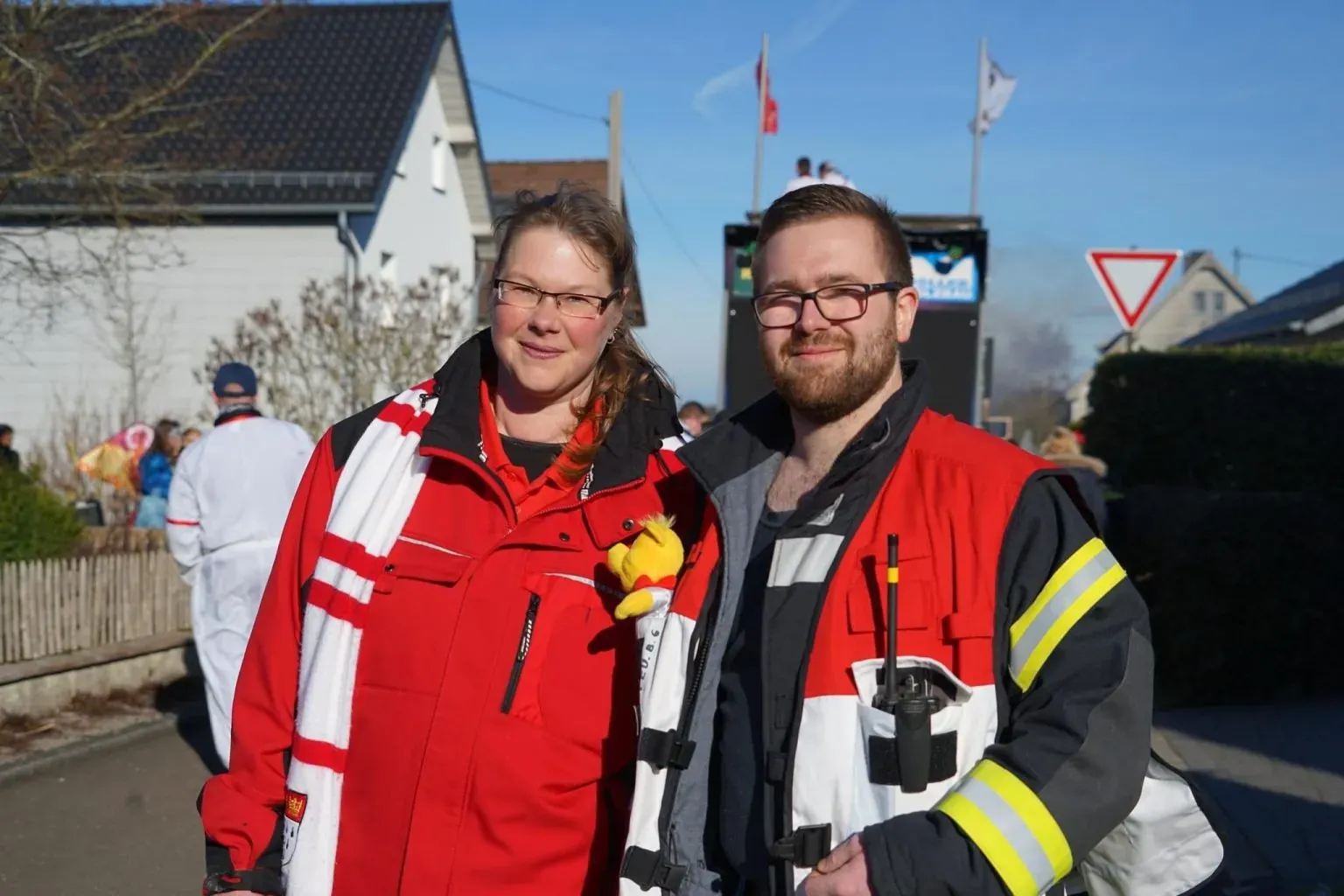 Zwei Helfer am Rand des Rosenmontagszugs