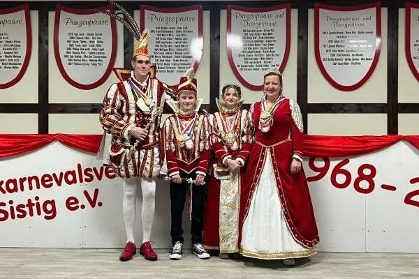 Vier Tollitäten in festlichen rot-weißen Ornaten
