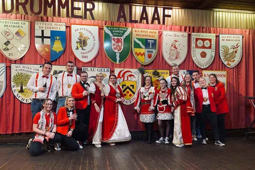 Gruppenfoto auf einer Bühne vor den Wappen befreundeter Karnevalsvereine