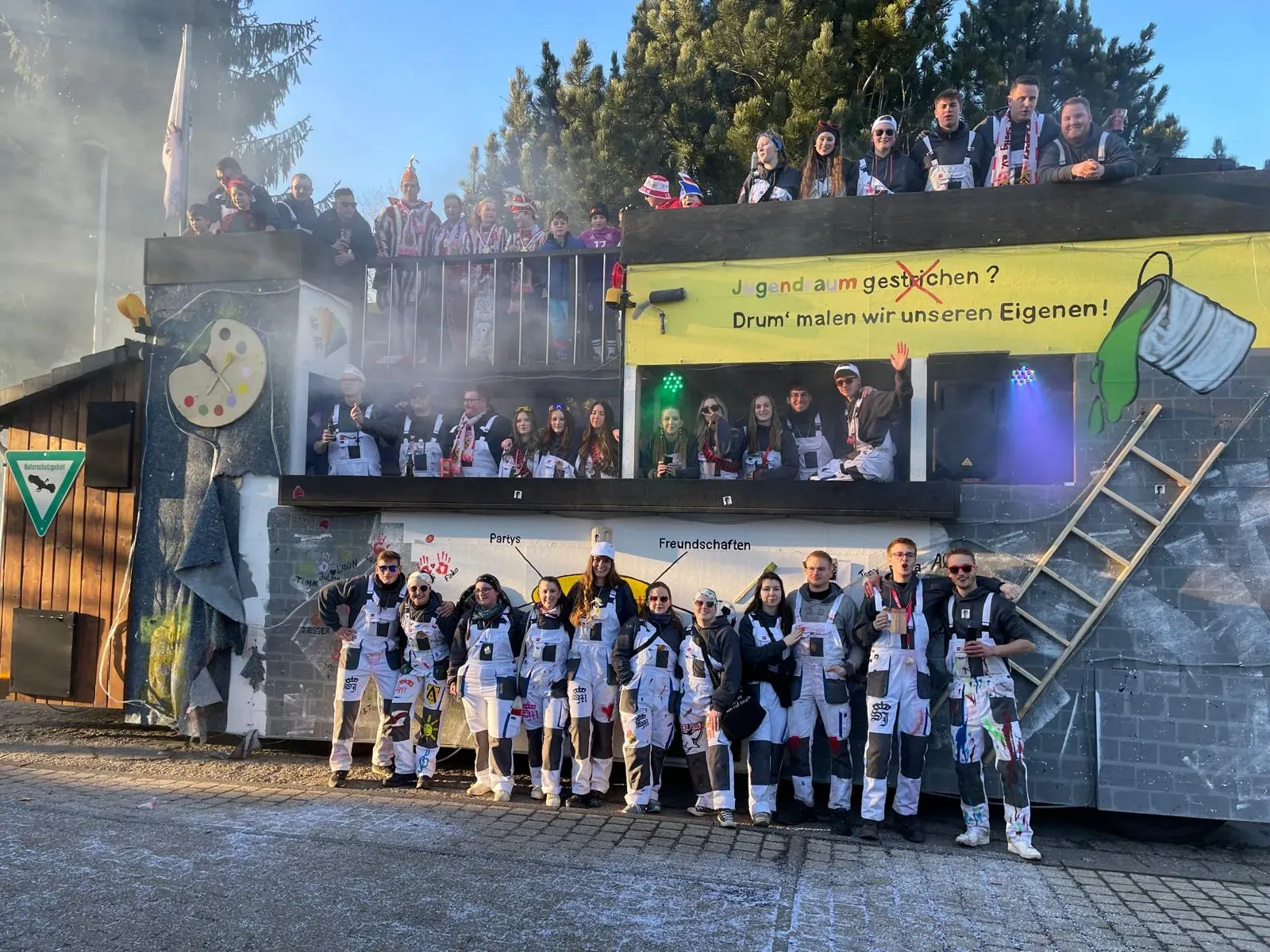 Fußgruppe vor einem Festwagen beim Rosenmontagszug